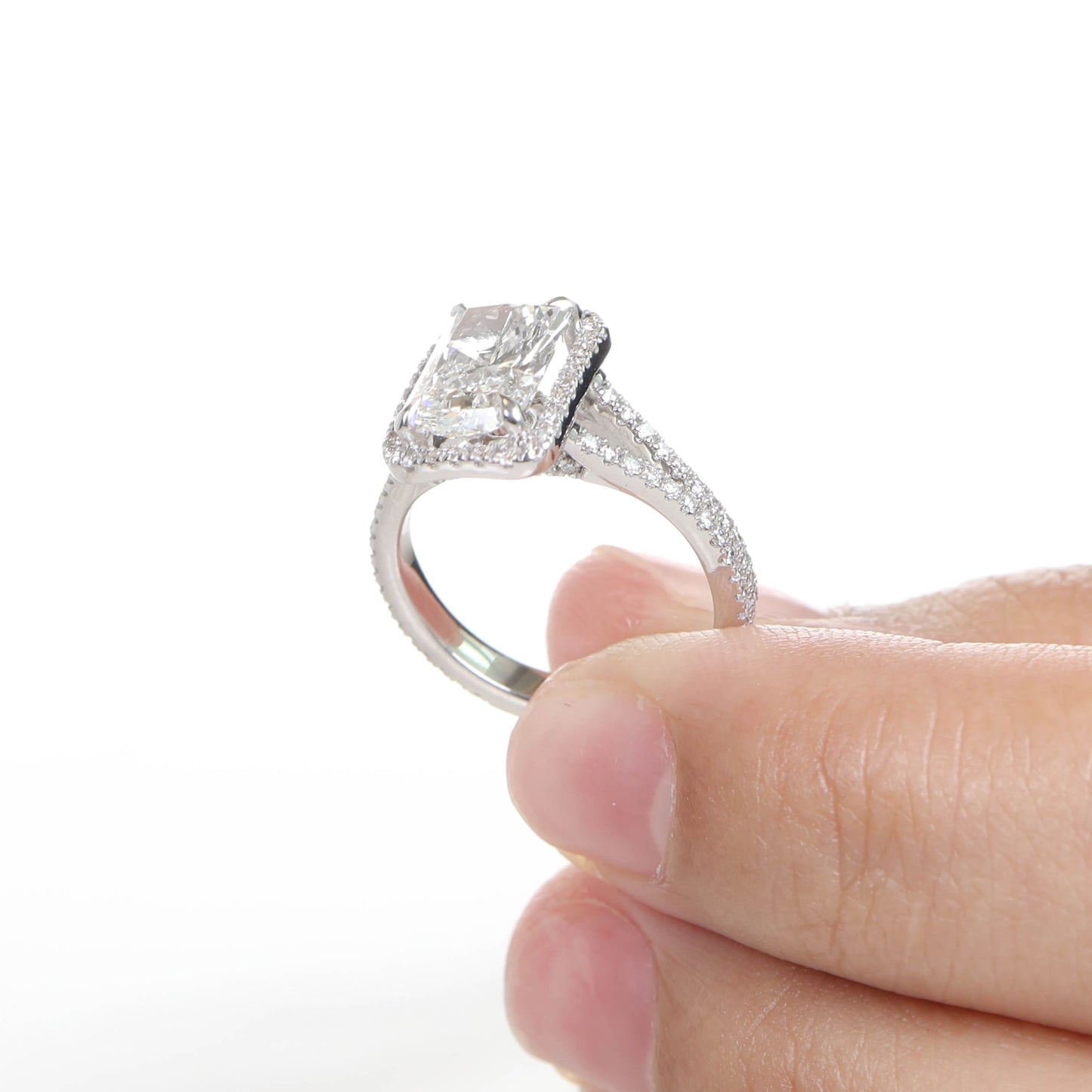 Haribon 2-carat Radiant White Gold