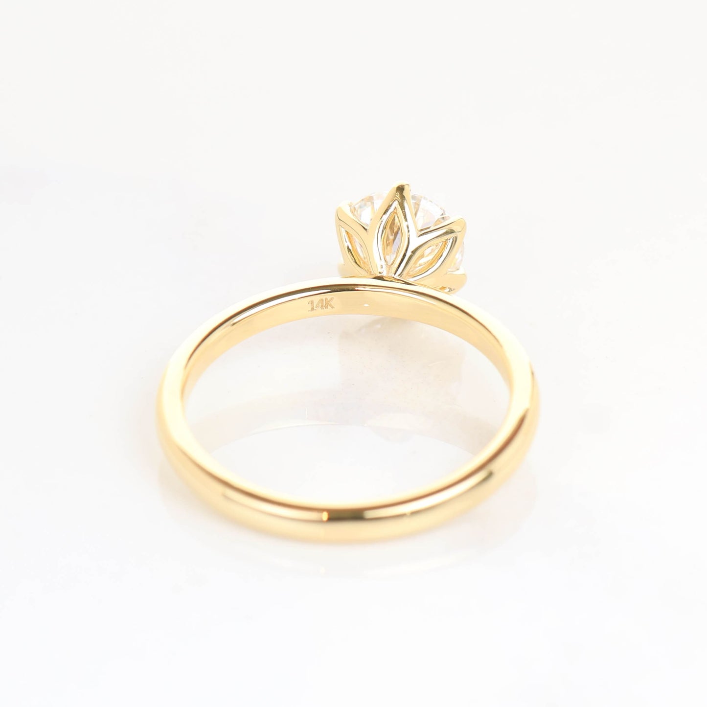 Delicate Hedwig 1-carat Yellow Gold