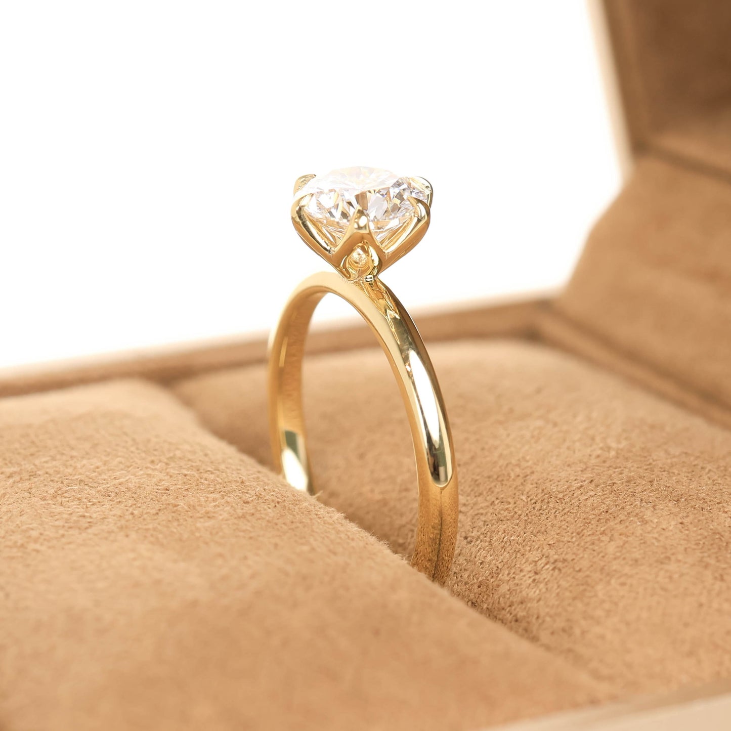 Delicate Hedwig 1-carat Yellow Gold