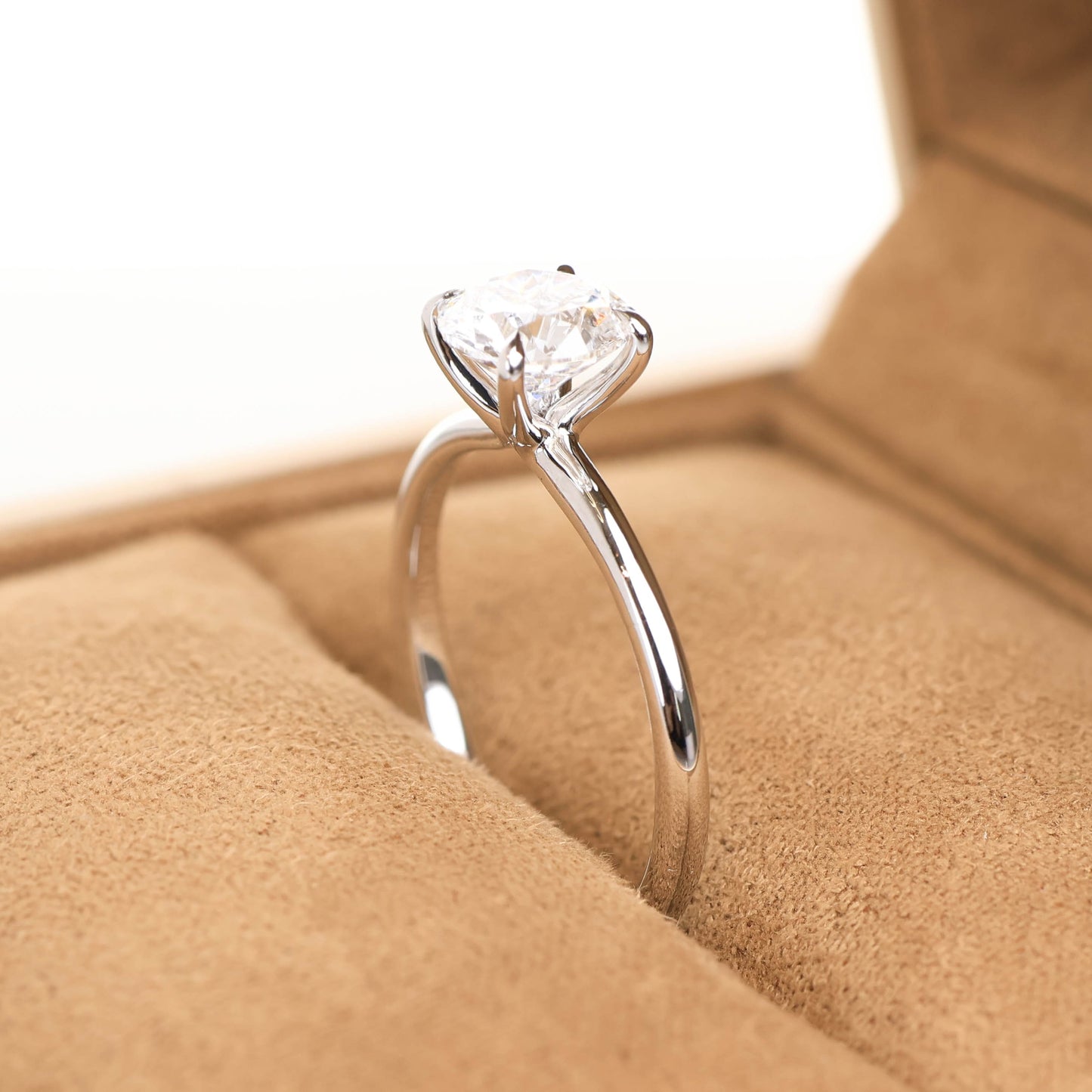 Delicate Iago 1-carat White Gold