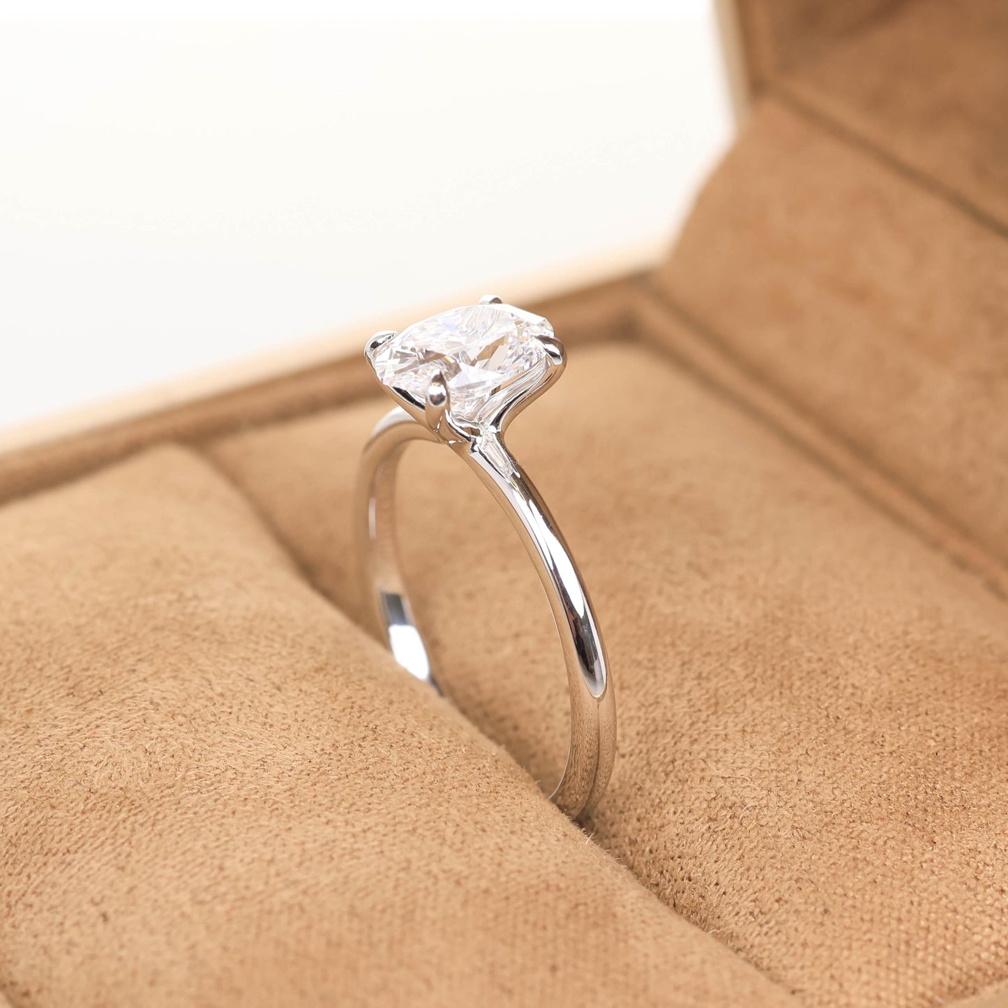 Delicate Iago Oval 1-carat White Gold