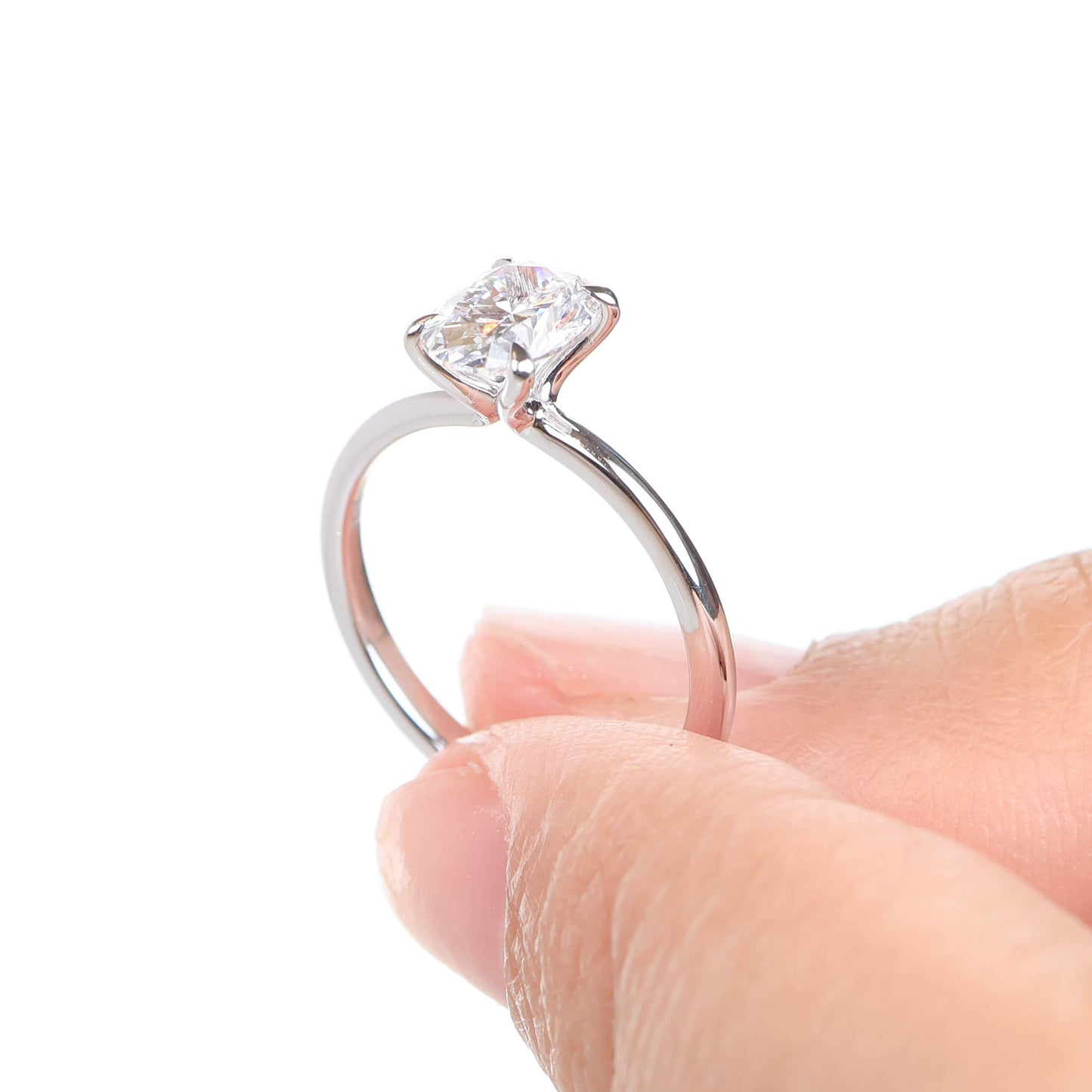 Delicate Iago Oval 1-carat White Gold