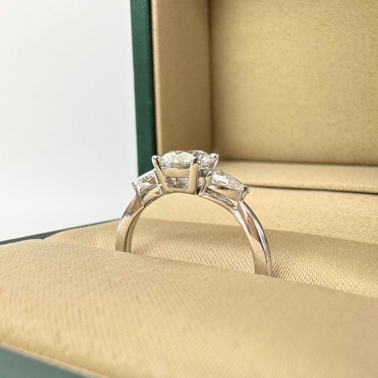 Cressilia 1-carat White Gold