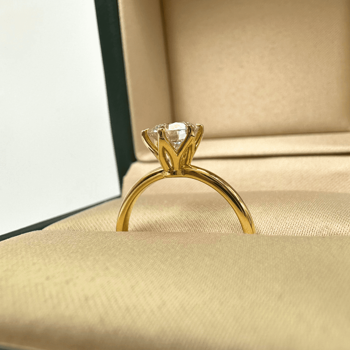 Hedwig 1-carat Yellow Gold