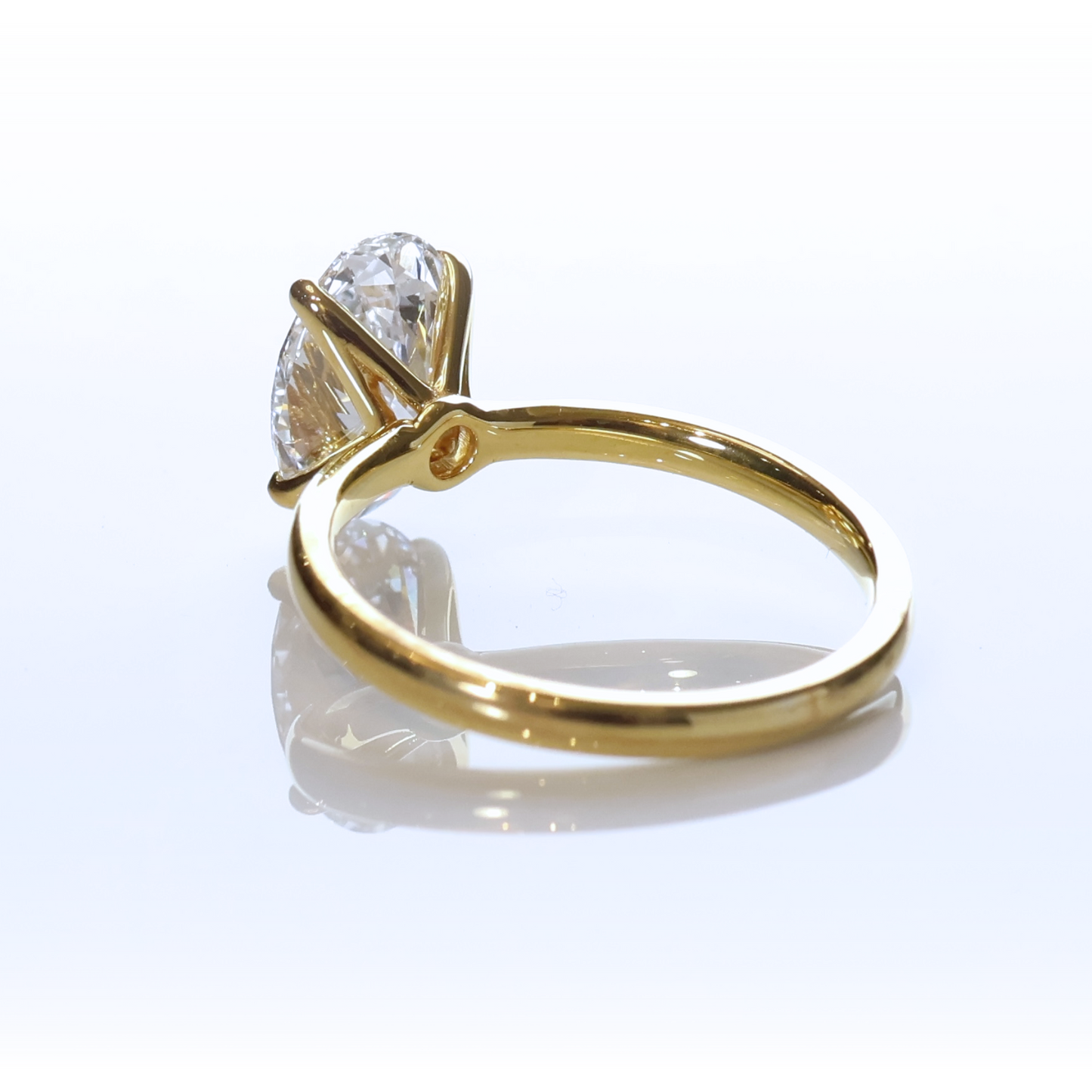 Hedwig Oval 2-carat Yellow Gold