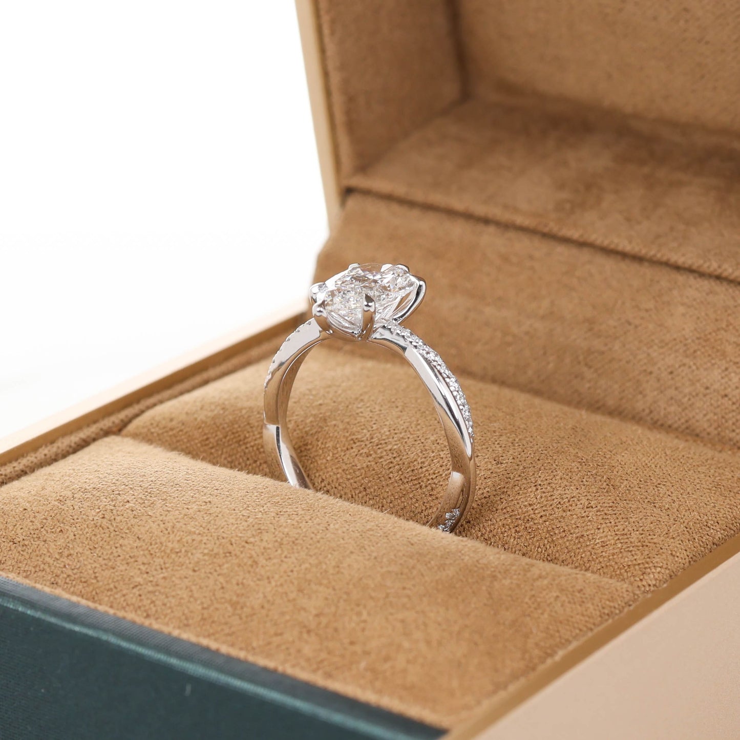 Wyvern Pear 1.5-carat White Gold