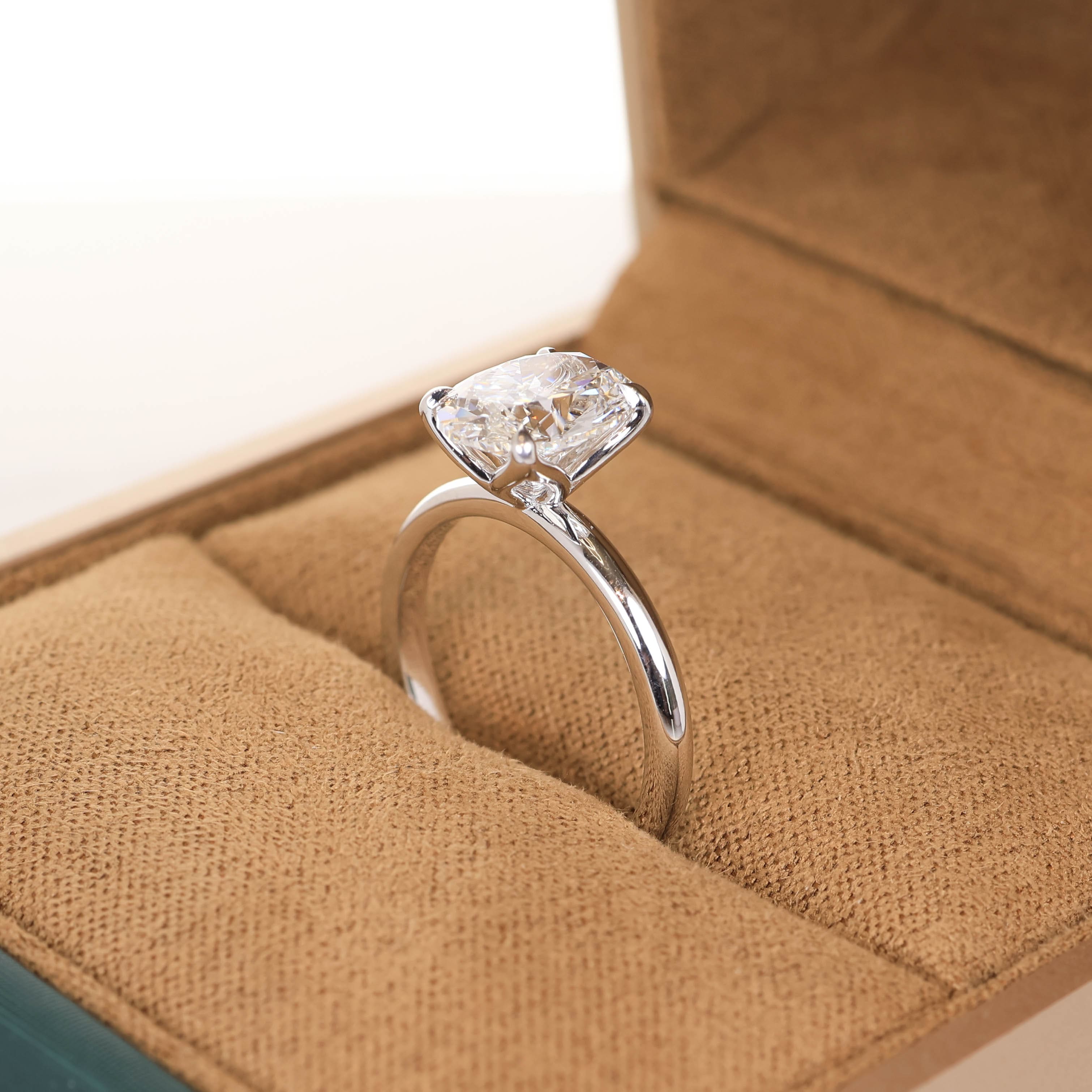 Hedwig Oval 2-carat White Gold