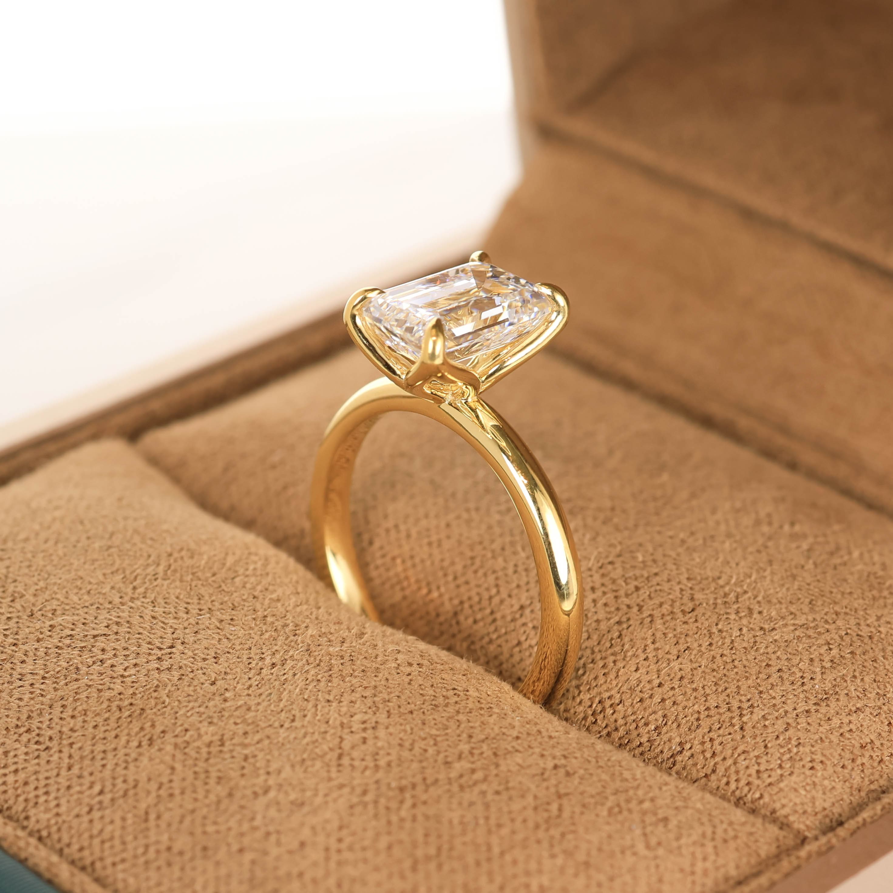 Hedwig Emerald 2-carat Yellow Gold