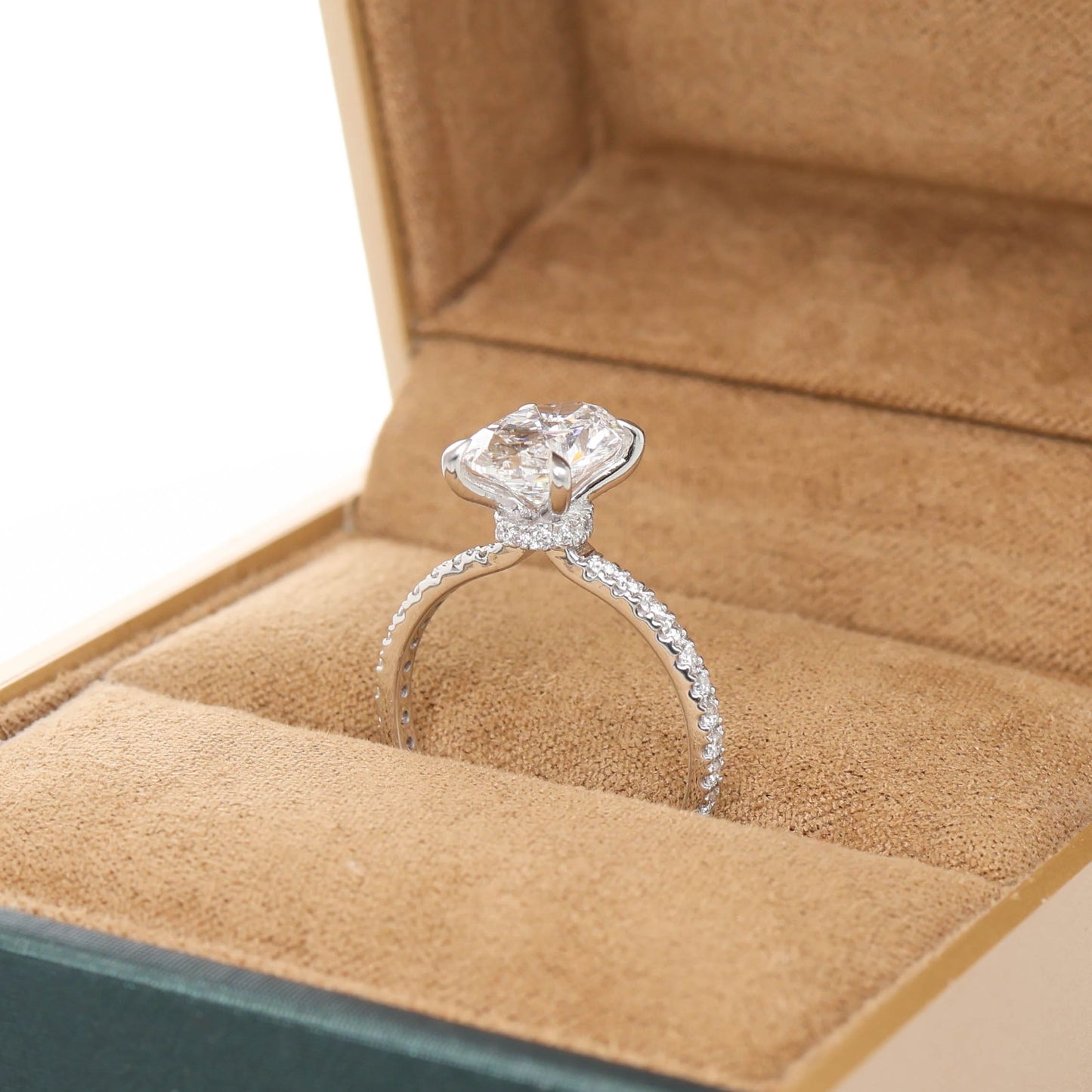Altaria Oval 2-carats White Gold
