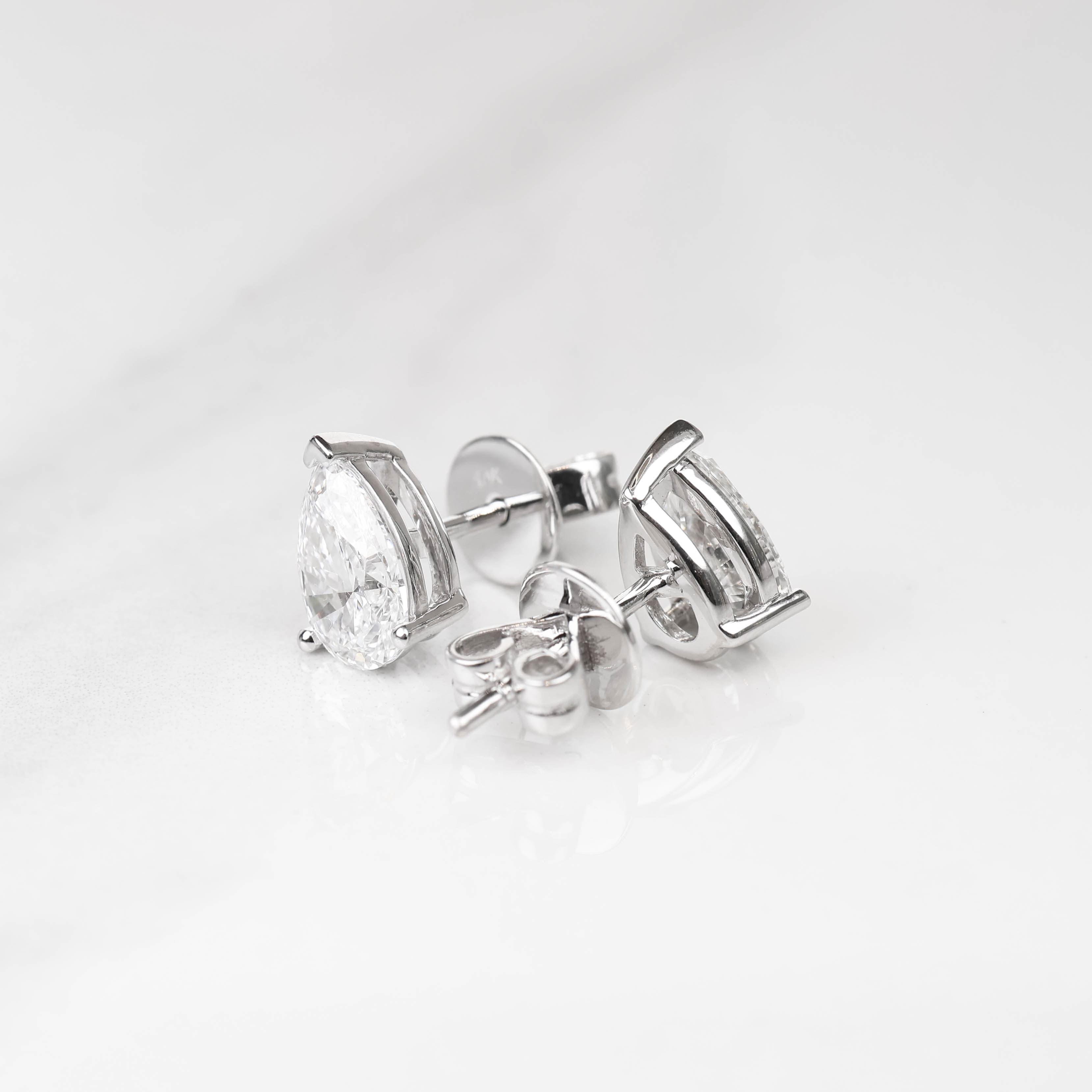 Stud Earrings Pear 1-carat