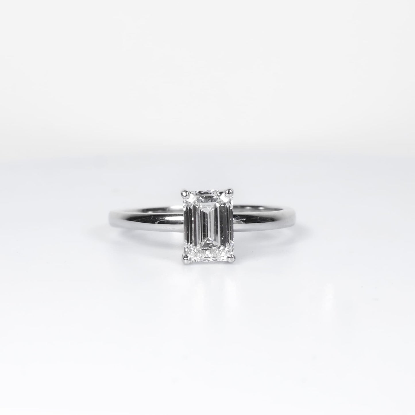 Strigifor Emerald 1-carat White Gold