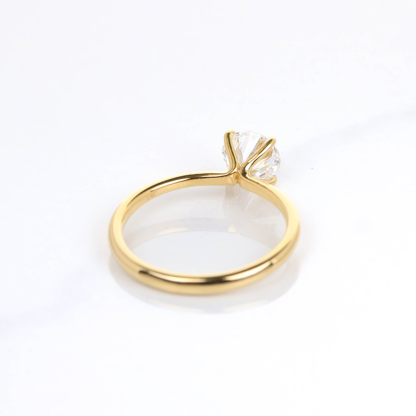 Delicate Iago 1-carat Yellow Gold