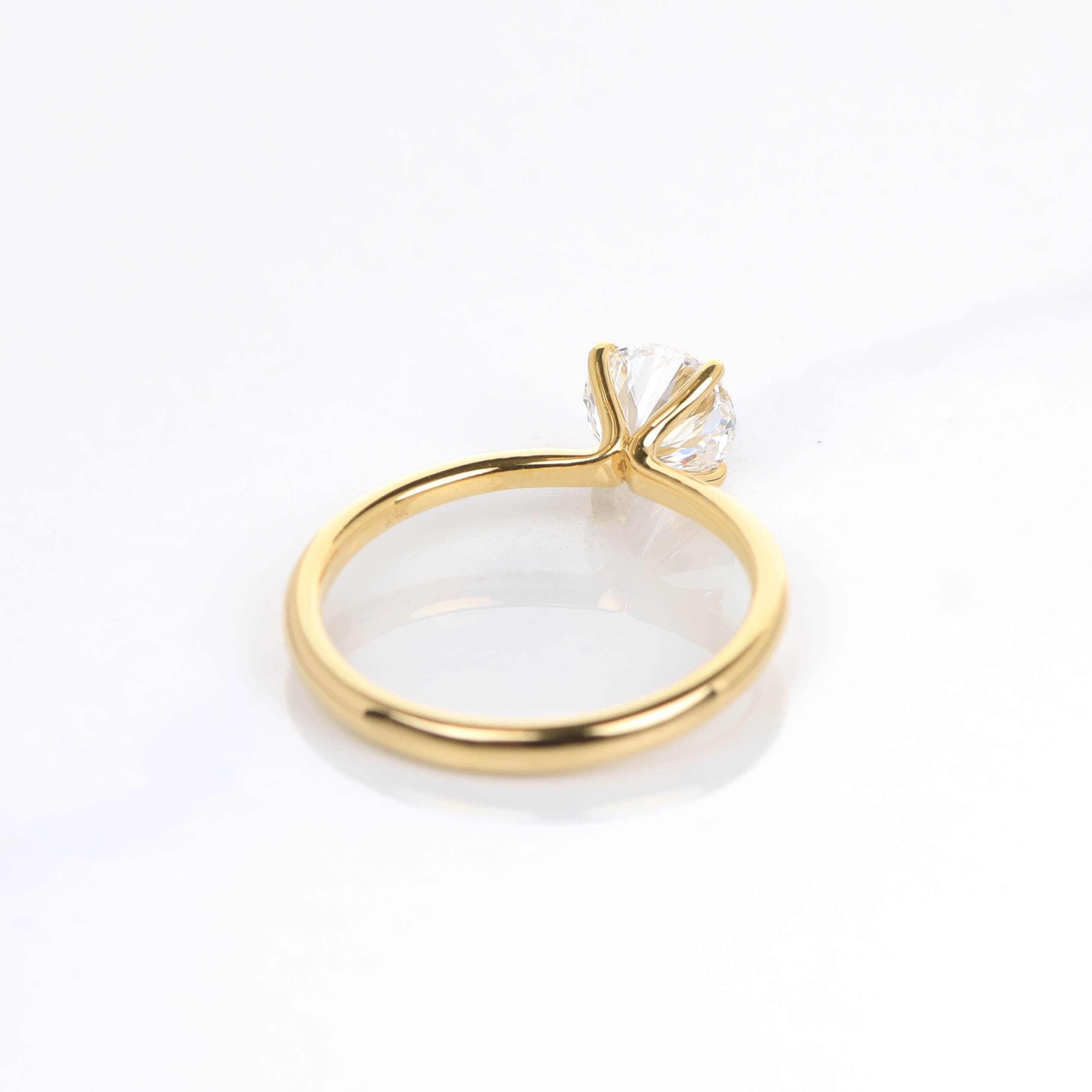 Delicate Iago 1-carat Yellow Gold