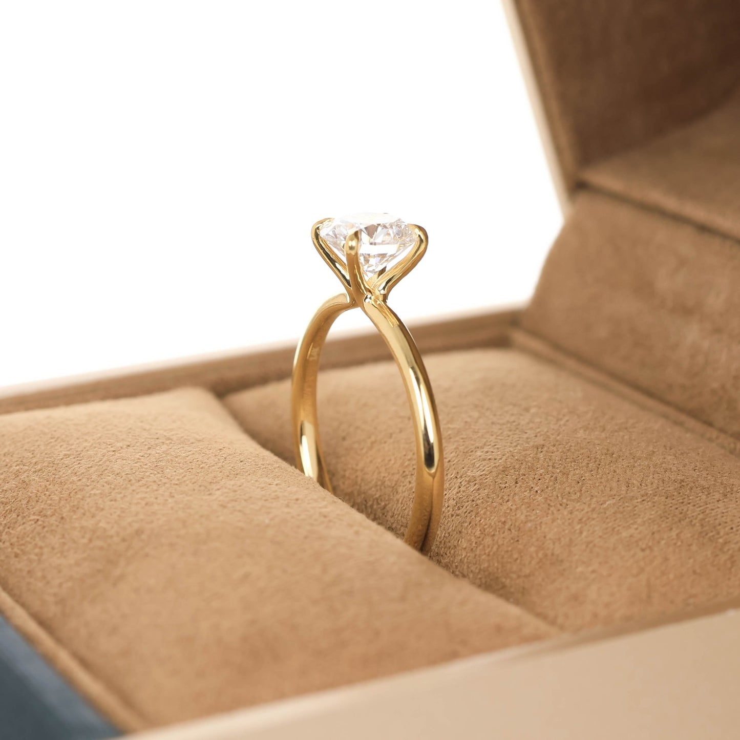 Delicate Iago 1-carat Yellow Gold