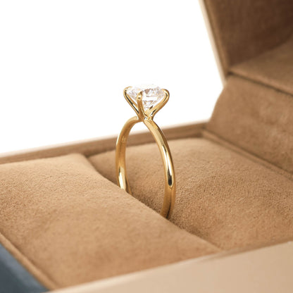 Delicate Iago 1-carat Yellow Gold