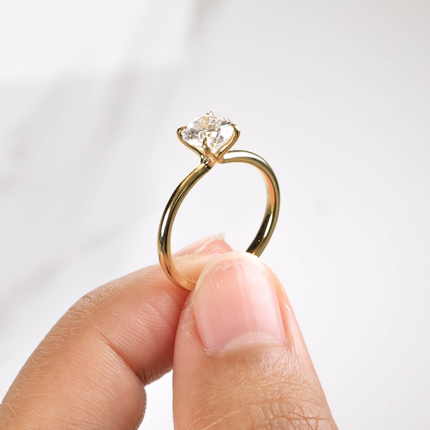 Delicate Iago 1-carat Yellow Gold