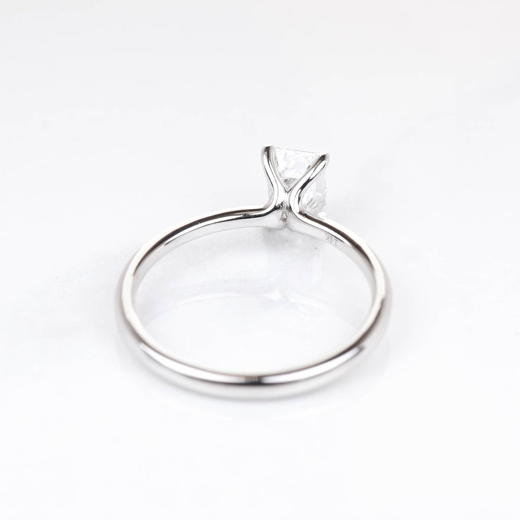 Delicate Iago Emerald 1-carat White Gold