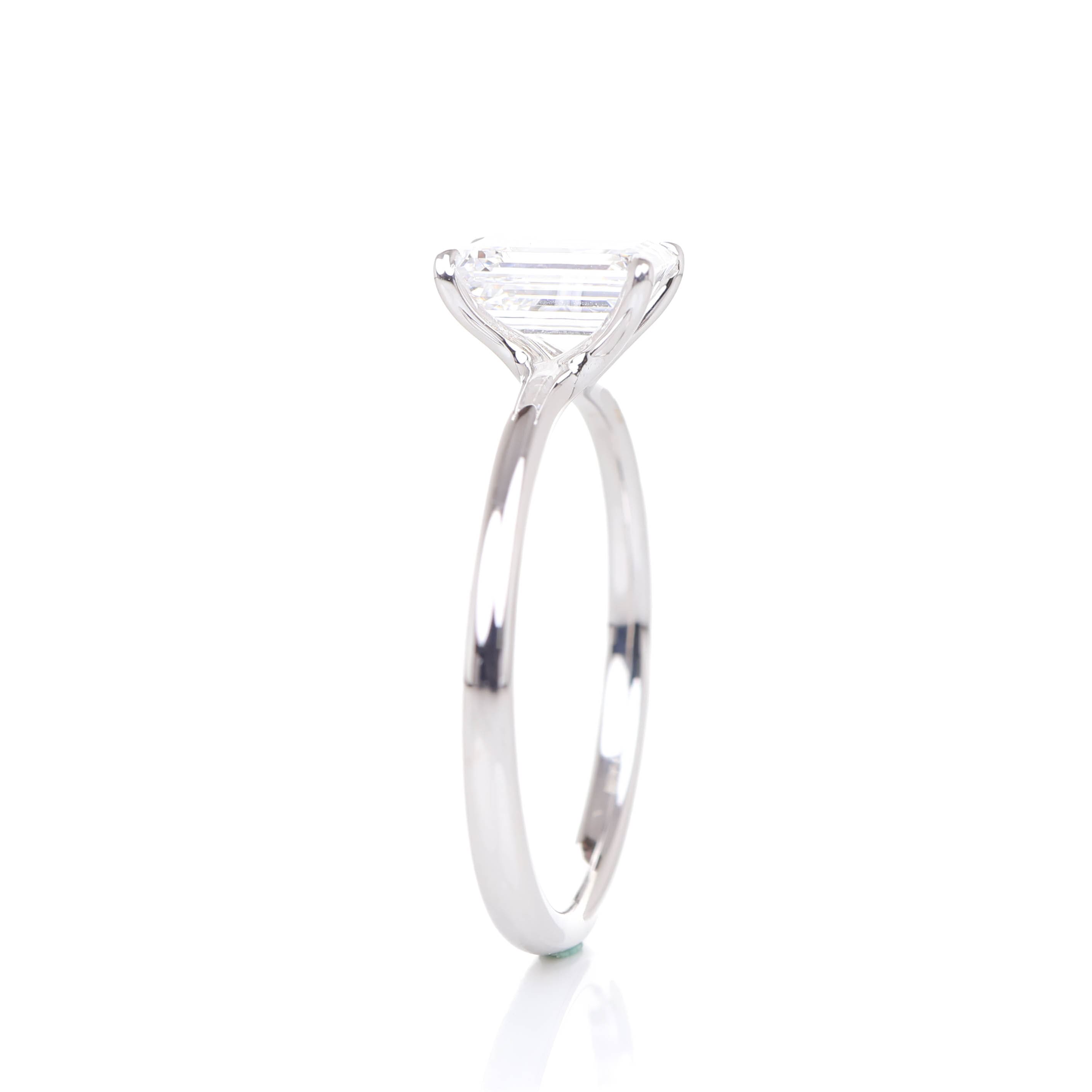 Delicate Iago Emerald 1-carat White Gold