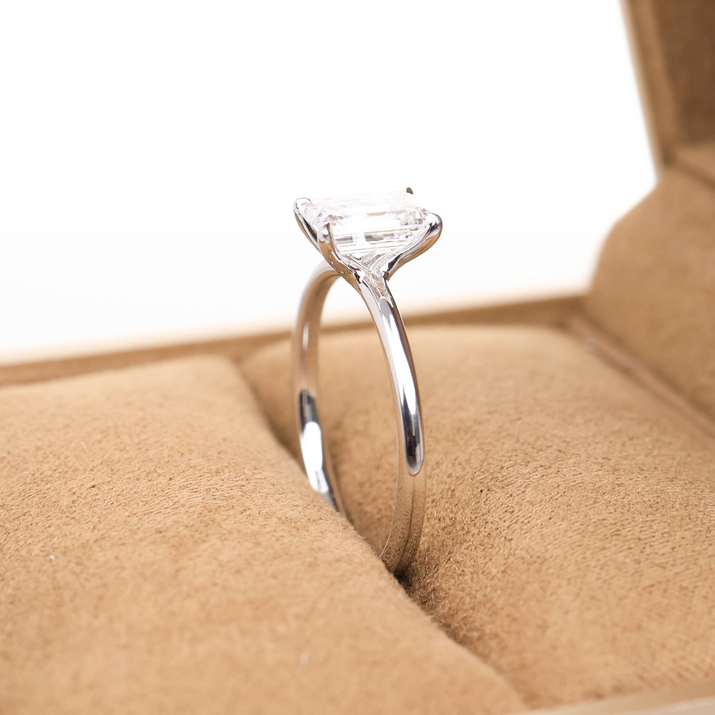 Delicate Iago Emerald 1-carat White Gold
