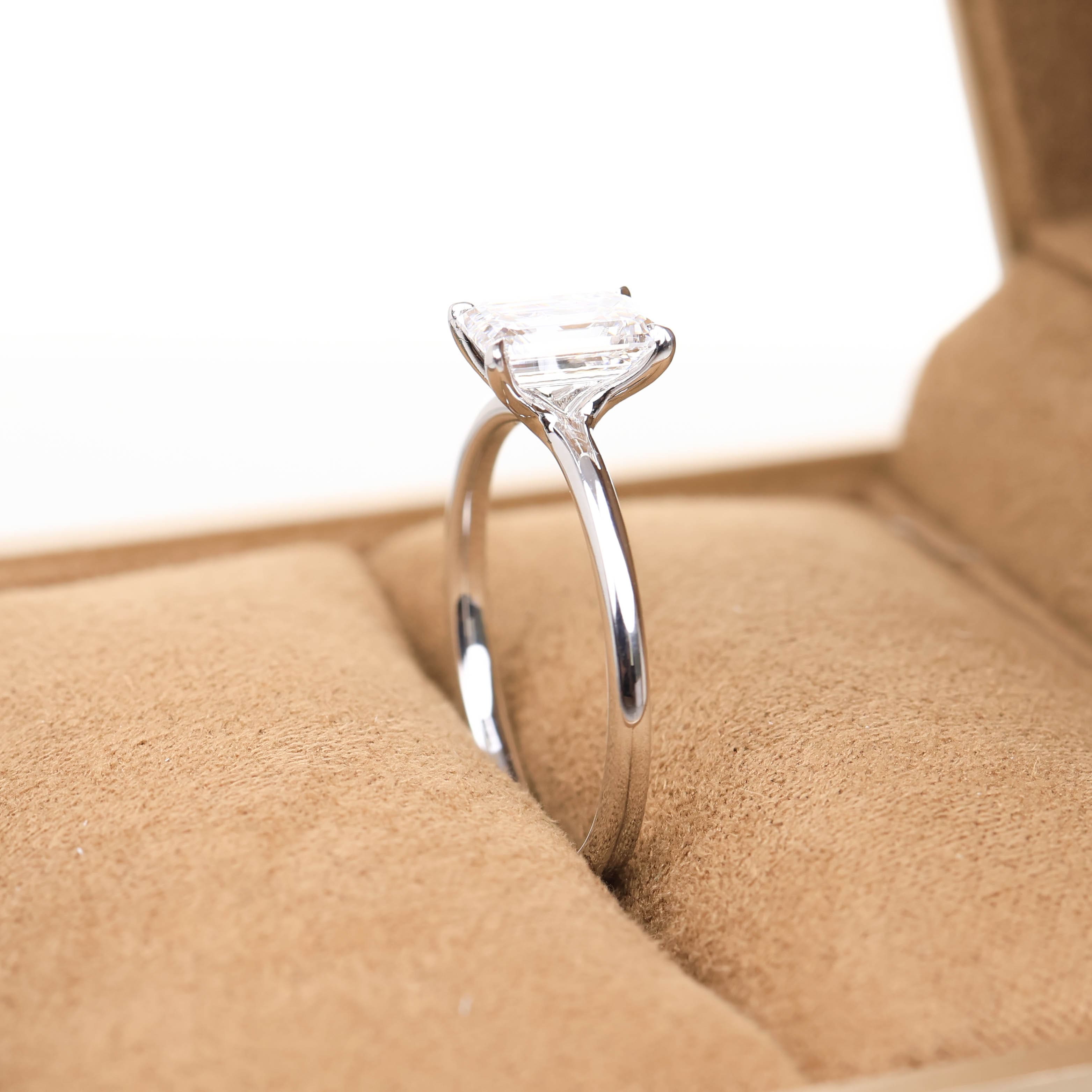 Delicate Iago Emerald 1-carat White Gold