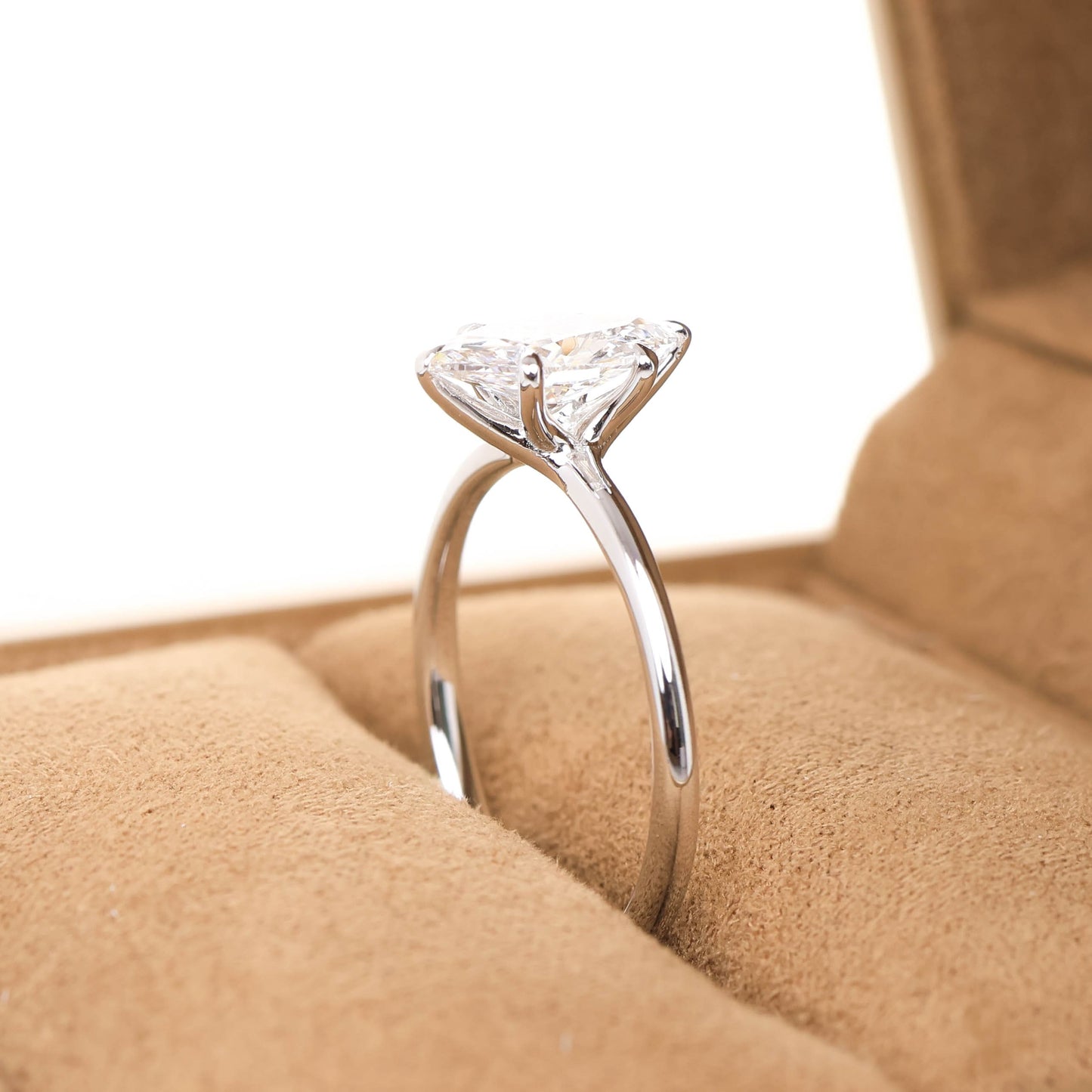 Delicate Iago Marquise 1-carat White Gold