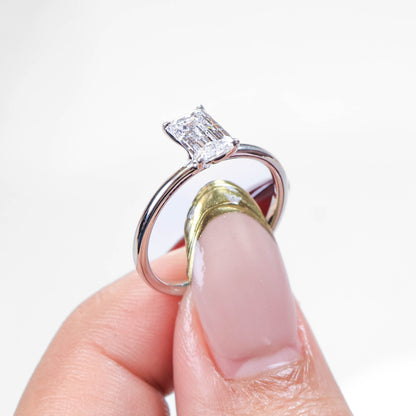 Delicate Iago Emerald 1-carat White Gold