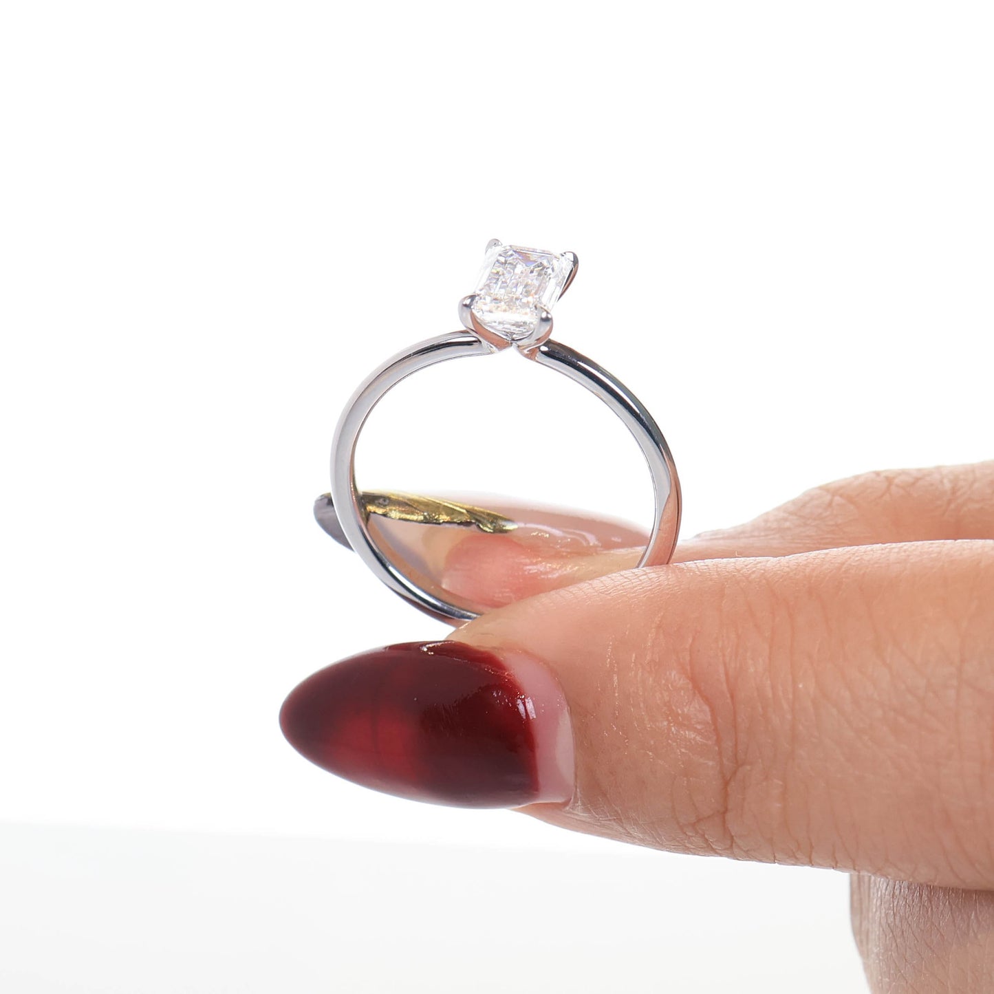 Delicate Iago Emerald 1-carat White Gold