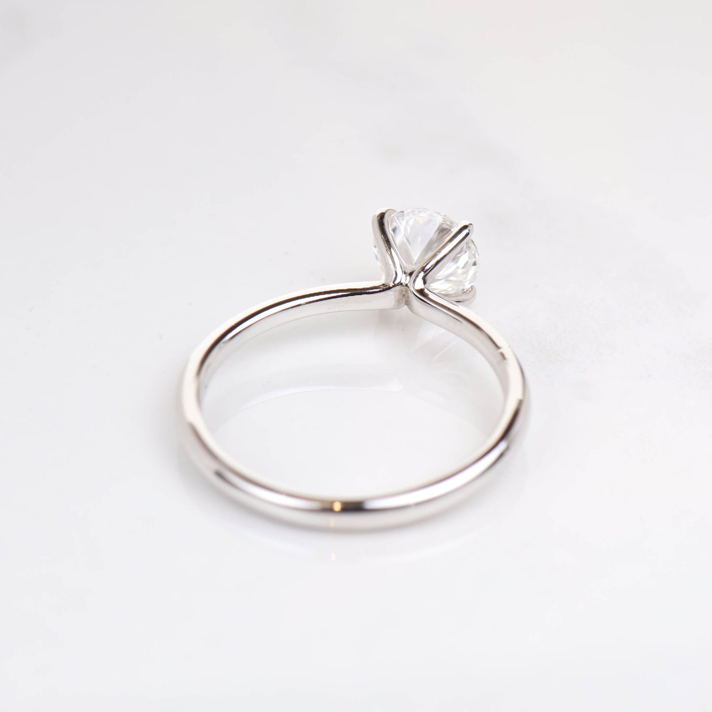 Delicate Iago 1-carat White Gold