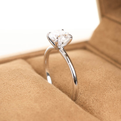 Delicate Iago 1-carat White Gold