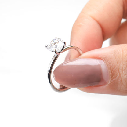 Delicate Iago 1-carat White Gold