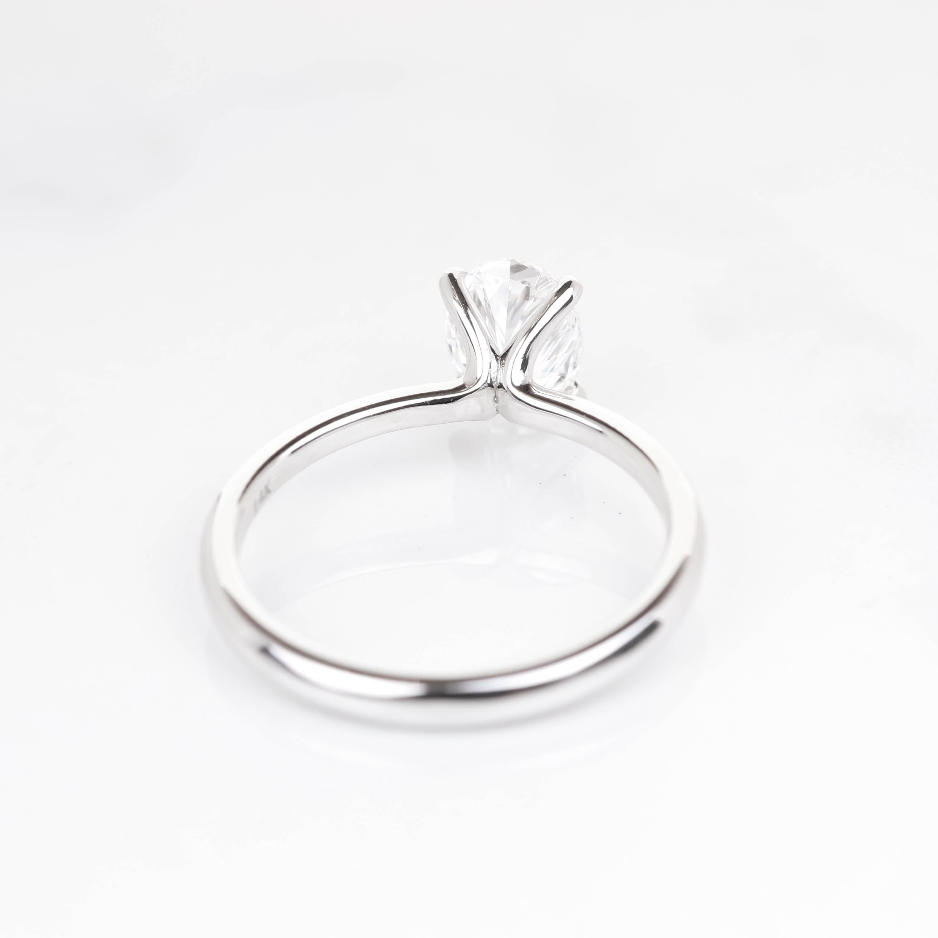 Delicate Iago Oval 1-carat White Gold