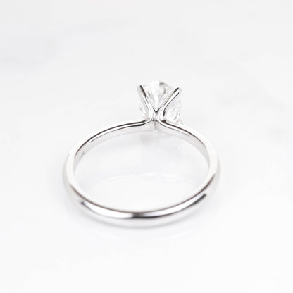 Delicate Iago Oval 1-carat White Gold