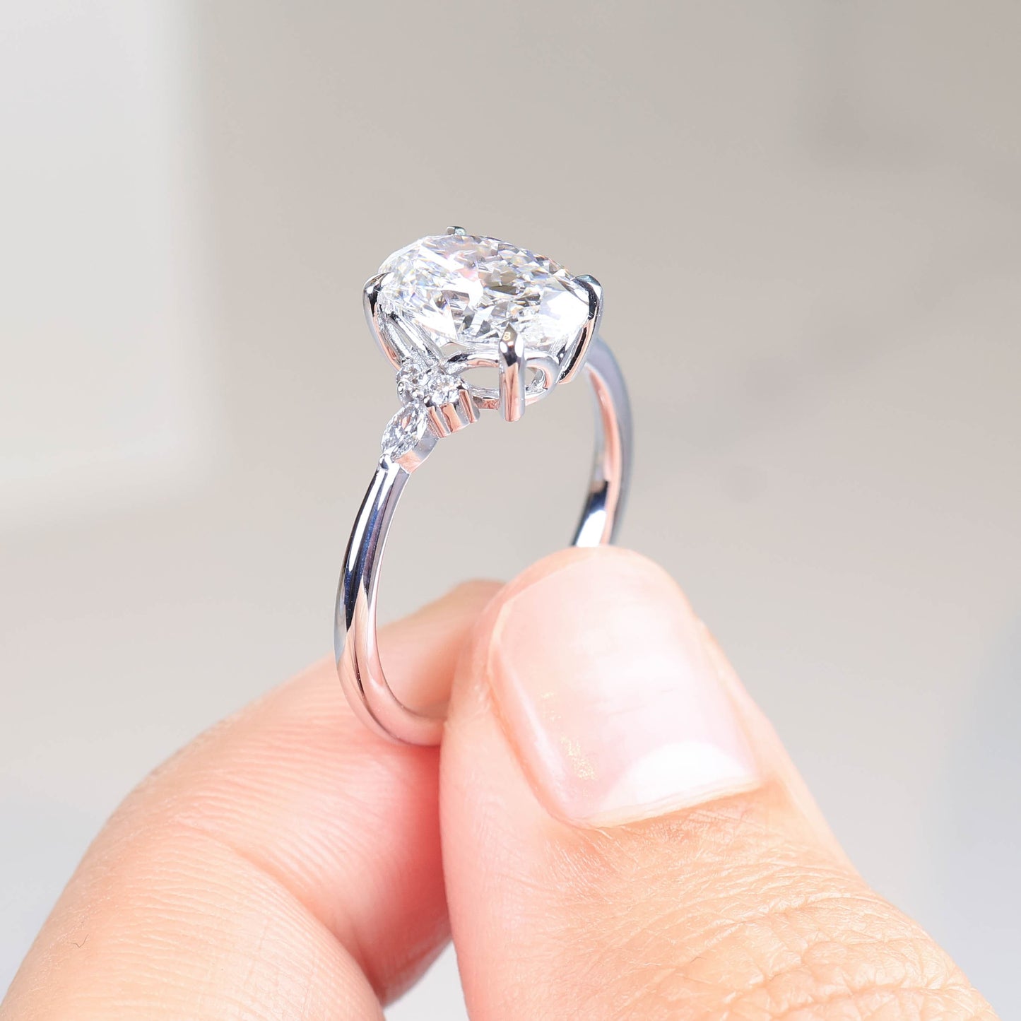 Peregrine Oval 2-carat White Gold