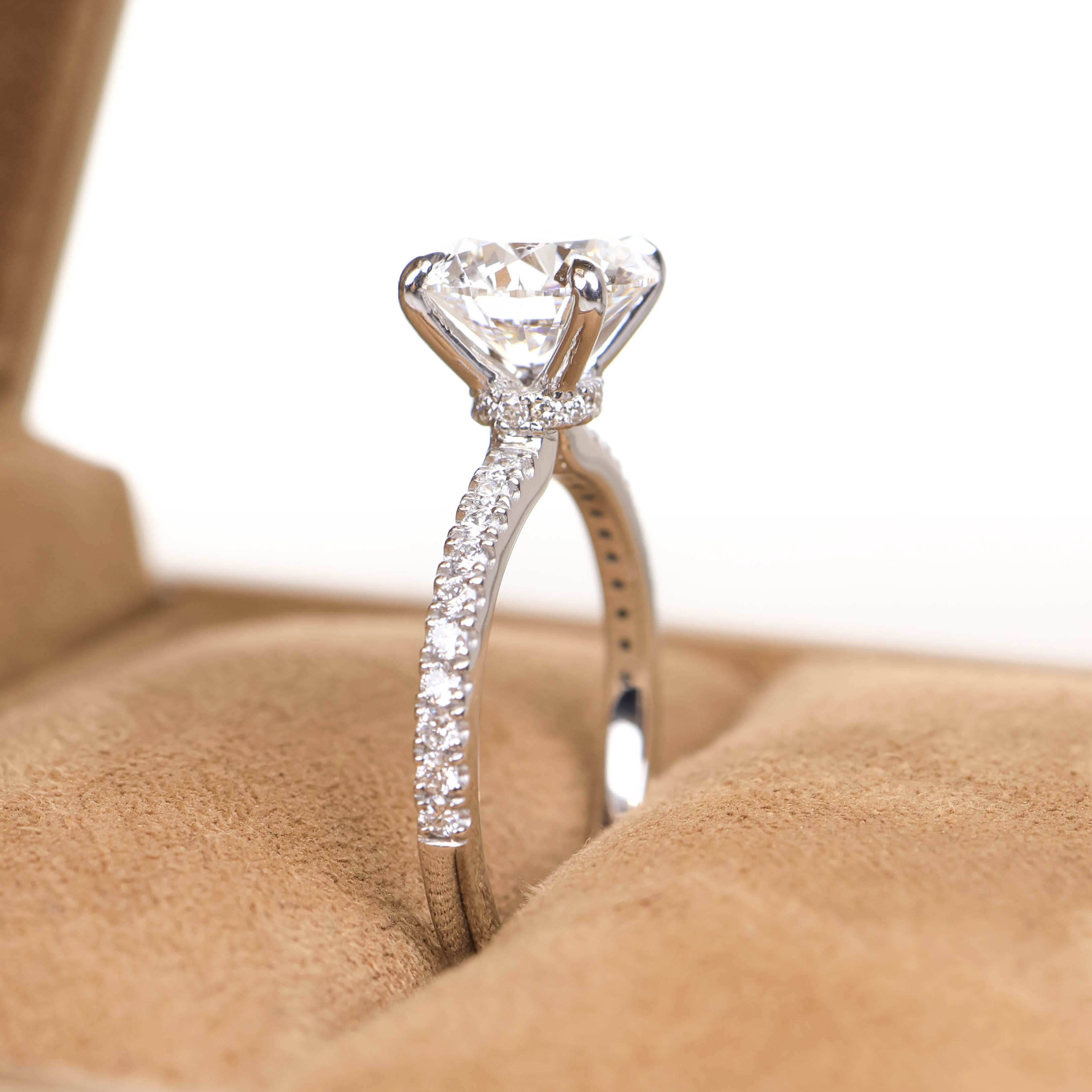 Altaria 2-carats White Gold