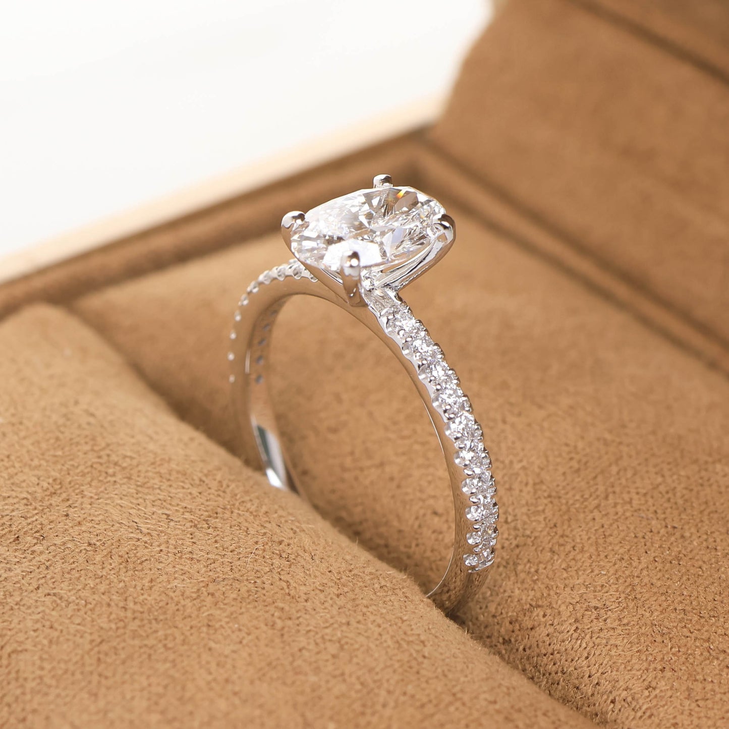 Delicate Blythe Oval 1-carat White Gold