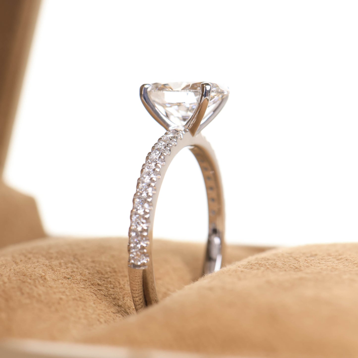 Delicate Blythe Oval 1-carat White Gold