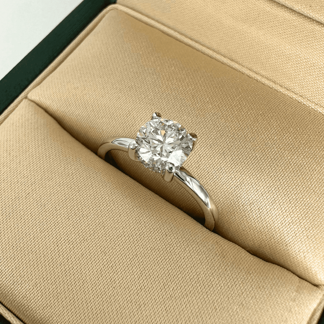 Strigifor 1-carat White Gold